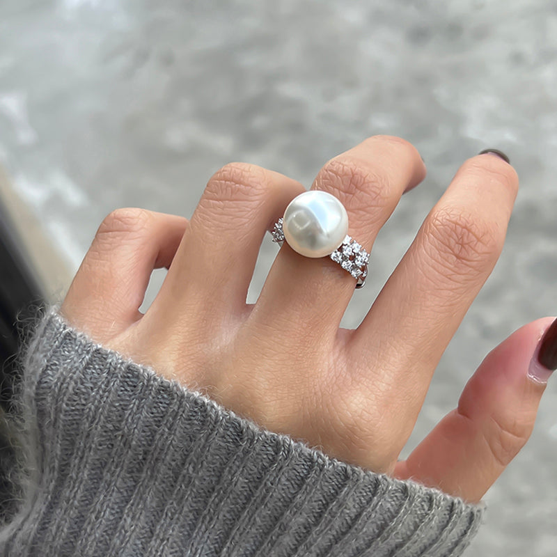 10-11mm Classic White Freshwater Pearl Ring with Pave Diamond