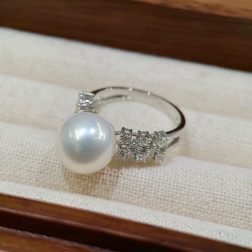 10-11mm Classic White Freshwater Pearl Ring with Pave Diamond
